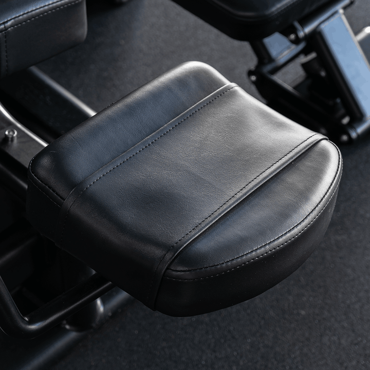 SE-28735-patada-gluteo-apoyo-detalle-cuero