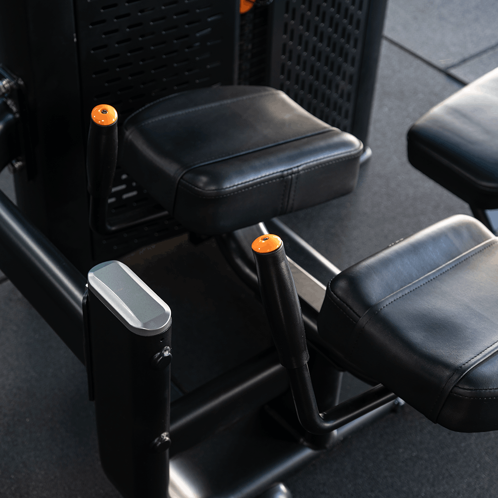 SE-28735-patada-gluteo-apoyo-manos